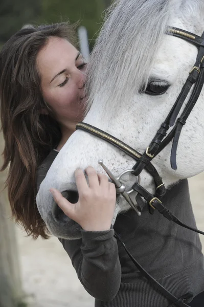 Mujer jugando con su caballo — Foto de Stock